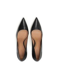 Paire de ballerines en cuir noir à bout pointu avec semelles intérieures rembourrées couleur fauve, vues de dessus sur fond blanc.