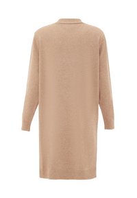 Rochie tricotată bej, cu mâneci lungi, textură ușor răsucită la manșete și la tiv, și un guler decolteu. Imagine din spate.
