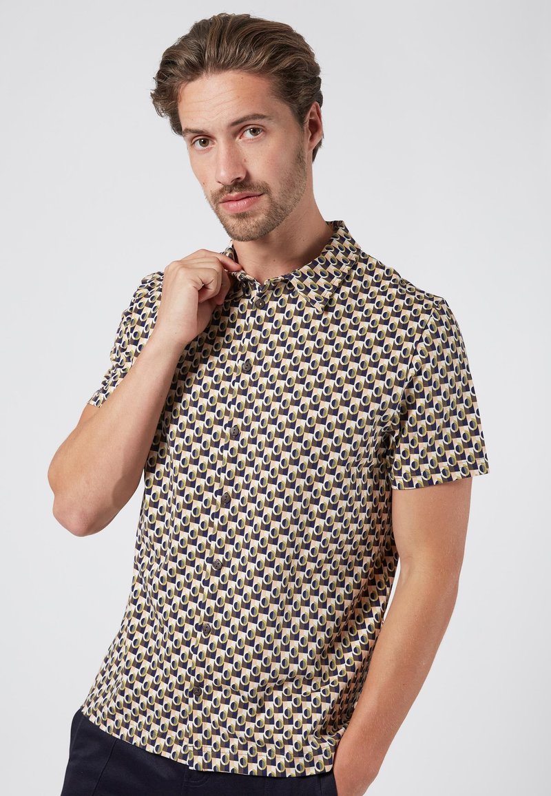 Korte mouw overhemd met knopen, voorzien van een geometrisch patroon in marineblauw, beige en olijfgroen. Gemaakt van lichte stof met een klassieke kraag.