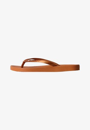 Bruine rubberen teenslipper met gestructureerde Y-vormige band en platte zool, zijaanzicht op een witte achtergrond.