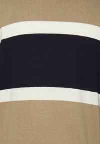 Sweter dziany z poziomymi paskami w kolorach khaki, białym i granatowym. Gładka tekstura, dopasowany krój i zaokrąglony dekolt.