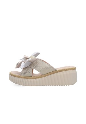 Beige sleehak sandaal met getextureerde kruisbandjes, decoratieve strik, geweven rand en dikke geribbelde zool.