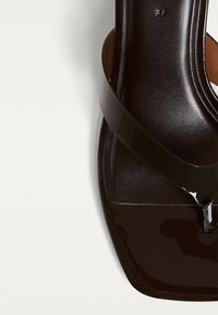 Stradivarius Sandaler m/ tåsplit - brown