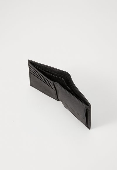 Portefeuille en cuir noir avec une finition texturée, doté de plusieurs emplacements pour cartes et d'un compartiment central. Ouvert, montrant la disposition intérieure.