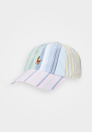 Baseballkasket med flerfarvede lodrette striber i pastelblå, gul, grøn og pink, med en lille broderet polo-spiller logo.