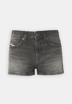 Shorts de mezclilla negra con un acabado desgastado, diseño de cinco bolsillos, cierre de botón y dobladillo cosido. Presenta sutiles detalles desgastados.