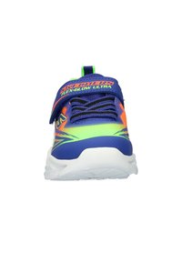 Le sneaker Skechers Flex-Glow Ultra presentano una tomaia in rete blu con dettagli neon, una chiusura con cinghia e una suola bianca imbottita.