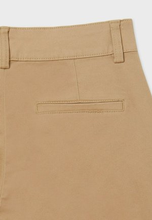 Pantaloni beige con una texture liscia, dotati di una tasca posteriore e passanti per la cintura. Dettagli di cucitura sottili lungo il bordo della tasca.