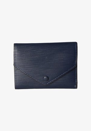 Marineblauwe leren portemonnee met textuur, envelopstijl klep en ronde knoopsluiting, rechthoekige vorm.