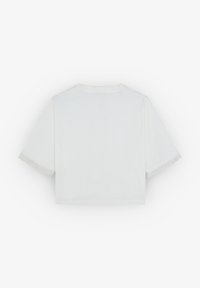 Valkoinen lyhythihainen crop-top, jossa on hapsuyksityiskohtia hihansuiden reunoilla ja perinteinen pyöreä kaula-aukko. Yksinkertainen takanäkymä.