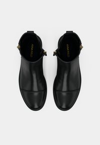 Μαύρα δερμάτινα μποτάκια αστραγάλου με λεία επιφάνεια, διακοσμημένα με χρυσά μεταλλικά στοιχεία και στρογγυλεμένη μύτη. Σχεδιασμένα για εύκολη χρήση με πλευρικό φερμουάρ.
