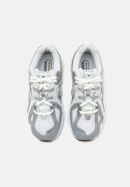 New Balance Zapatilla Casual de Niños 1906 Lace Gris / Blanco — foto 4