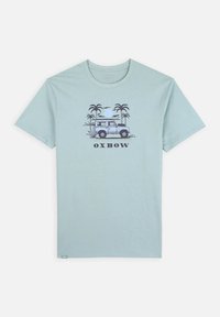 Camiseta de algodón de color azul claro con un gráfico de un vehículo aparcado y palmeras, con el texto "Oxbow" debajo de la ilustración.