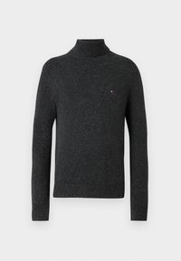 Temno siva pulover s turtleneck ovratnikom iz teksturiranega blaga, ki ima ribast ovratnik in rob, ter majhen logotip v večbarvnih odtenkih.