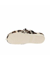 Zapatillas de casa suaves con un estampado de leopardo, con una suela de goma beige y un lazo negro en la parte superior. Superficie de tela texturizada.