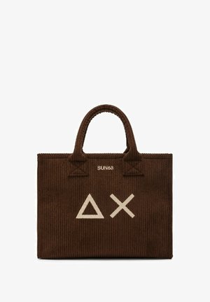 Borsa a spalla in corduroy marrone con due manici, caratterizzata da un logo bianco e forme geometriche sul fronte. Superficie testurizzata con righe verticali.