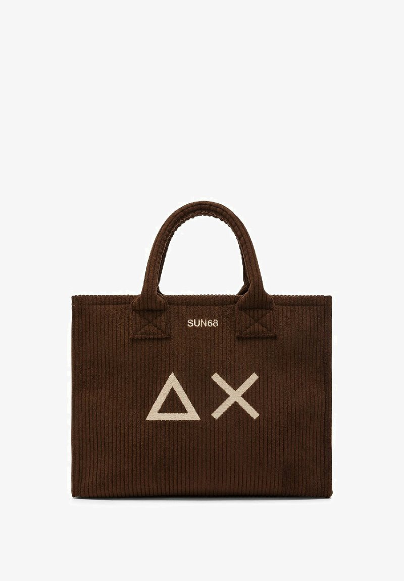 Borsa a spalla in corduroy marrone con due manici, caratterizzata da un logo bianco e forme geometriche sul fronte. Superficie testurizzata con righe verticali.