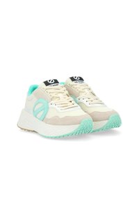 Sneakers in een beige en muntkleurig palet, met een textuur bovenwerk, een ronde neus, en een dikke witte zool met een gestructureerd profiel.
