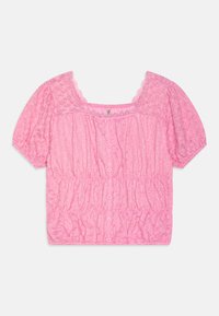 Rozā puff-sleeve bluze ar krokotu faktūru, kvadrātveida dekoltē un pogu aizdari priekšpusē. Dekoratīva mežģīņu apdare ap dekoltē.