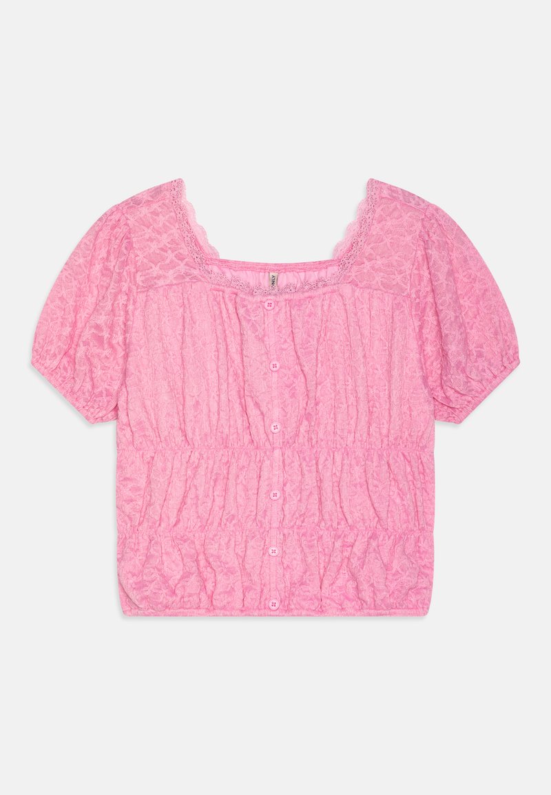 Rozā puff-sleeve bluze ar krokotu faktūru, kvadrātveida dekoltē un pogu aizdari priekšpusē. Dekoratīva mežģīņu apdare ap dekoltē.