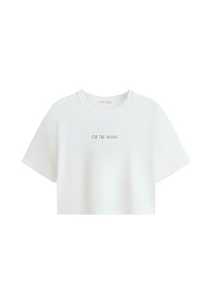 Bijela kratka majica s kratkim rukavima i okruglim izrezom, s natpisom "I'M THE WINNER" u sredini sprijeda.
