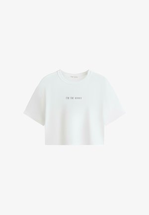 Bijela kratka majica s kratkim rukavima i okruglim izrezom, s natpisom "I'M THE WINNER" u sredini sprijeda.