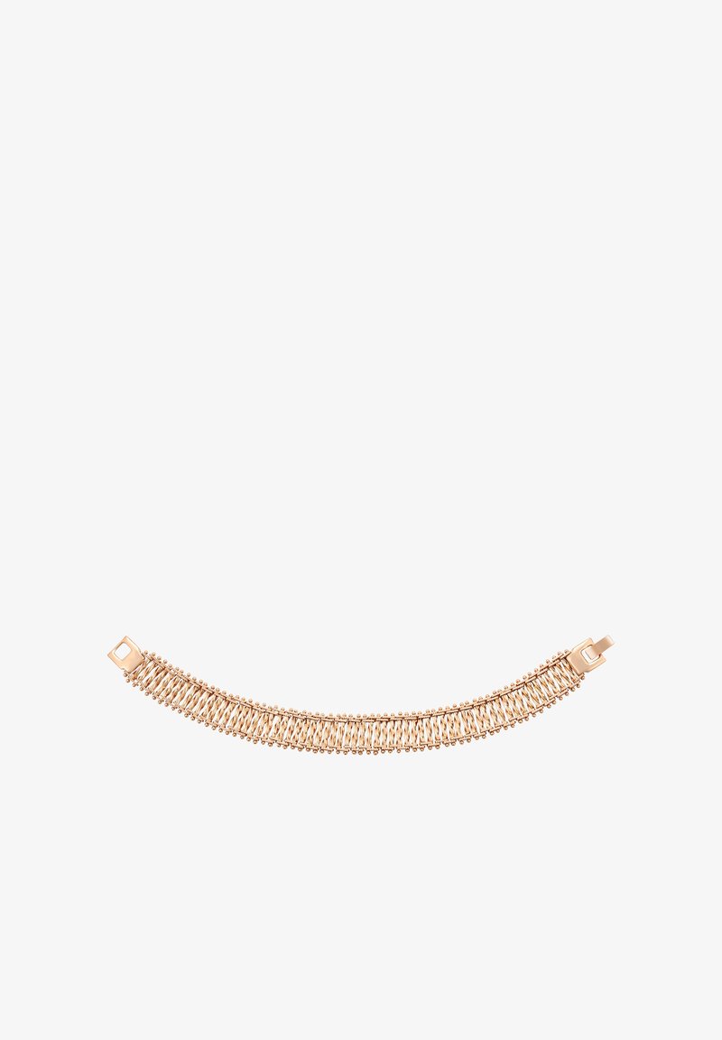 Rózsaarany karkötő szőtt láncszemekkel és apró gyöngyökkel, téglalap alakú zárral rögzítve, fehér háttéren.