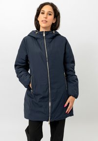 Giacca imbottita blu navy con cappuccio, chiusura con cerniera e tasche laterali. Presenta polsini elasticizzati e dettagli in metallo color oro.