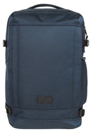 Dunkelblauer strukturierter rechteckiger Rucksack mit einem oberen Griff, seitlichen Kompressionsriemen und einem mittig vorderen Eastpak-Logo.