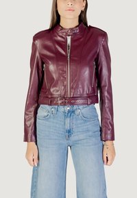 Veste courte en cuir bordeaux avec un col haut, une fermeture éclair à l'avant et un détail de ceinture ajustable ; texture lisse avec un design minimaliste.