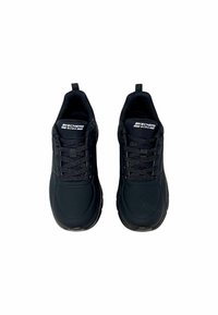 Scarpe sportive nere con punta arrotondata, tomaia testurizzata, design con lacci e logo sulla linguetta; presentano una soletta ammortizzata per comfort.
