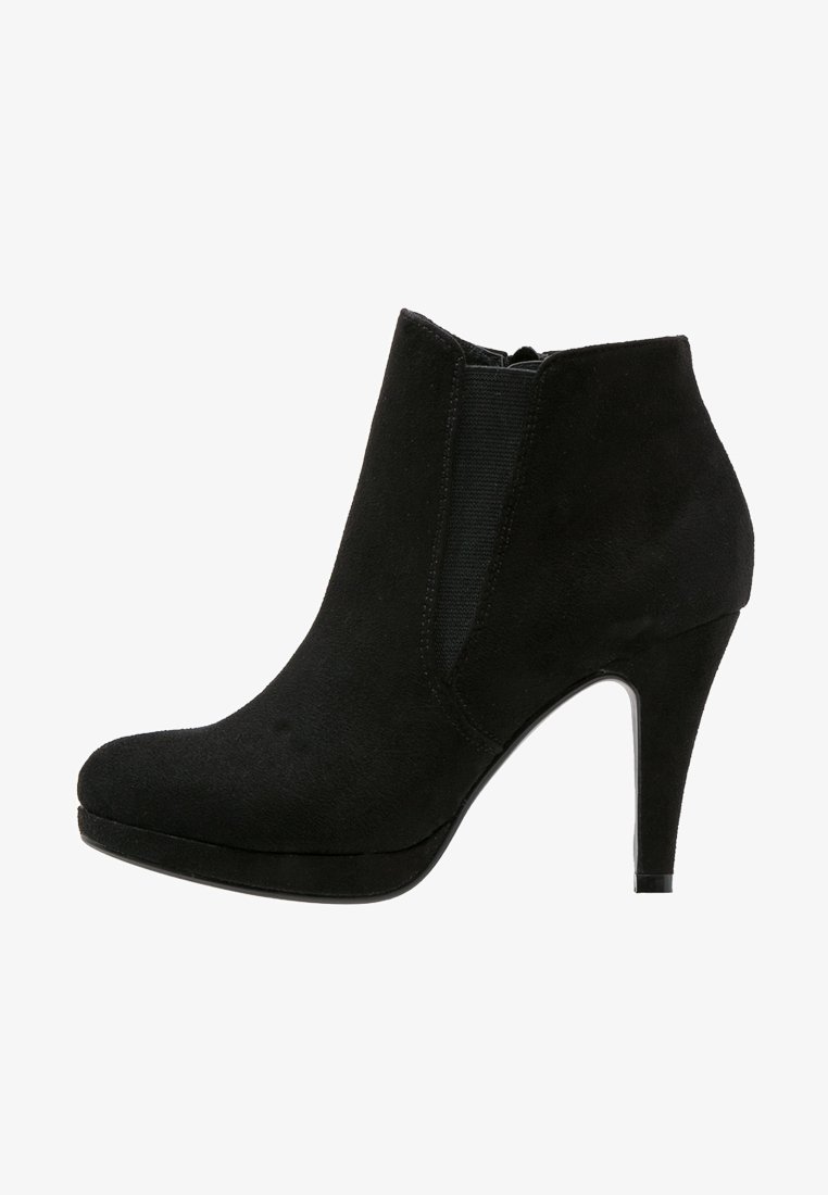 Bottine noire en daim avec bout pointu, panneau élastique latéral et talon haut et fin.