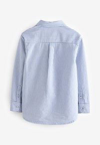 Kék-fehér csíkos, hosszú ujjú ing gallérral, gombos mandzsettával, hátul hajtással és lekerekített szegéllyel. Könnyű anyagból készült.