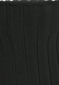 Schwarzer gerippt gestrickter Stoff mit einem strukturierten Muster, das vertikale Linien aufweist. Das Material wirkt weich und dehnbar und hat ein einfaches Design.
