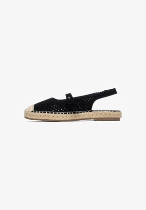Sandalia negra perforada con tiras traseras, suela de yute trenzado y detalle de botón, con puntera redondeada y tacón plano.