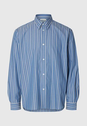 Plava košulja dugih rukava s bijelim vertikalnim prugama, klasičnog ovratnika. Ima ravni rub i meki pamučni materijal.
