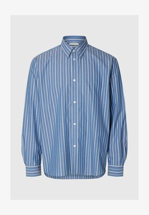 Kék gombos ing fehér függőleges csíkokkal, hosszú ujjakkal és klasszikus gallérral. Egyenes hem és puha pamut anyag jellemzi.