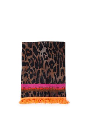 Sciarpa con stampa leopardata che presenta una miscela di marroni e neri, evidenziata da un orlo a frange arancioni e una vivace striscia rosa e arancione con testo.