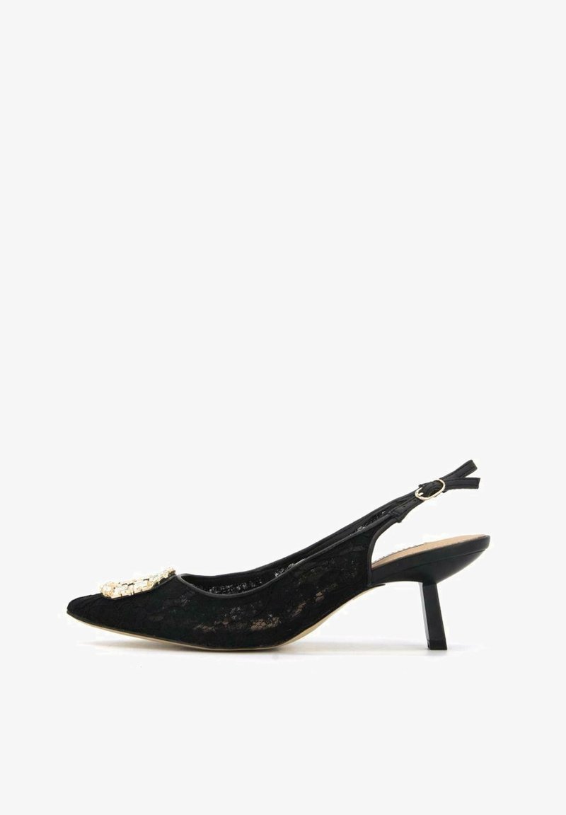 Chaussure à talon kitten en dentelle noire avec bout pointu et boucle décorative ornée de bijoux à l'avant.