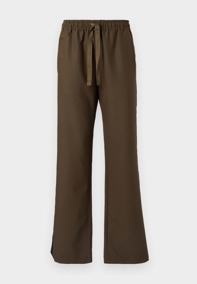 Καφέ παντελόνι με φαρδιά μπάτσα από απαλό ύφασμα, με ελαστική μέση και κορδόνι, διαθέτει πλαϊνές τσέπες και καθαρό σχεδιασμό.