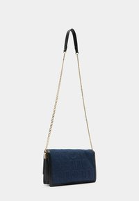 Borsa a tracolla blu in feltro con accenti in pelle nera, tracolla in catena dorata e scritta in rilievo sul davanti, forma rettangolare, finitura testurizzata.