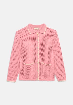 Cardigan roz tricotat, cu nasturi în față, marginile ondulate, două buzunare frontale și un guler, având un model texturat cu țesătură deschisă.