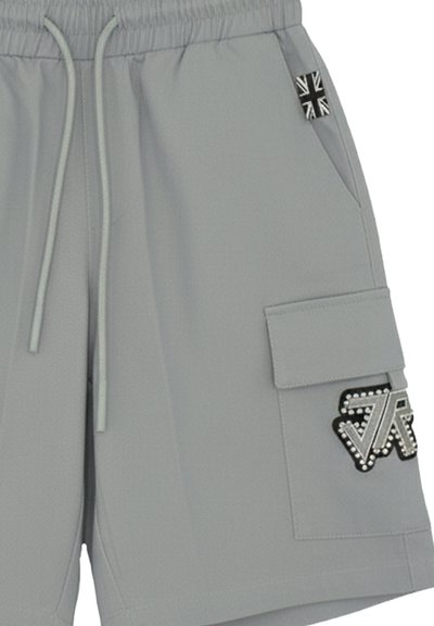 Shorts grigio chiaro con vita elasticizzata, coulisse, tasca laterale e toppa decorativa con strass sulla tasca cargo.