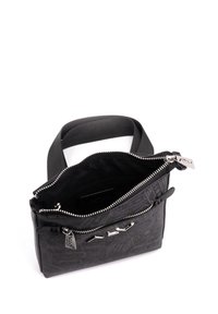 Borsa nera con zip, dotata di un design testurizzato, tessuto morbido e una tracolla larga e regolabile. Presenta accessori in argento e una tasca interna.