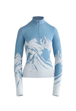 Bluză lungă cu mânecă, de culoare albastru deschis, cu guler cu fermoar pe jumătate, având un grafic cu munte în nuanțe de alb și albastru mai închis pe piept și mâneci.