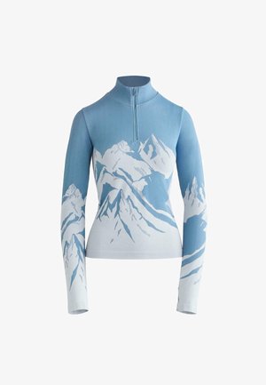 Svetlo modra dolga majica s pol zadrgo na ovratniku, ki ima na prsih in rokavih natisnjeno goro v beli in temnejših modrih odtenkih.