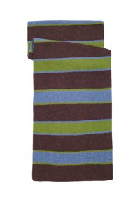 Écharpe en tissu pliée avec des rayures horizontales marron, vert et bleu sur un fond blanc.