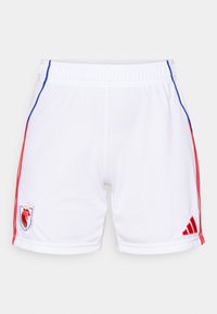 Hvite sportslige shorts med røde og blå sidestiper, elastisk midje, med et logo merke på venstre lår og adidas-merke på høyre.