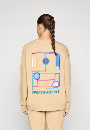 Beige oversized sweatshirt featuring a colorful geometric design on the back, with accents of blue, purple, and text reading "SPORTIVAMENTE."