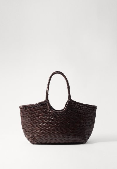Geweven bruin tote bag met een afgeronde bovenkant en twee handvatten. Heeft een gestructureerd patroon met een brede, open constructie voor gemakkelijke toegang.